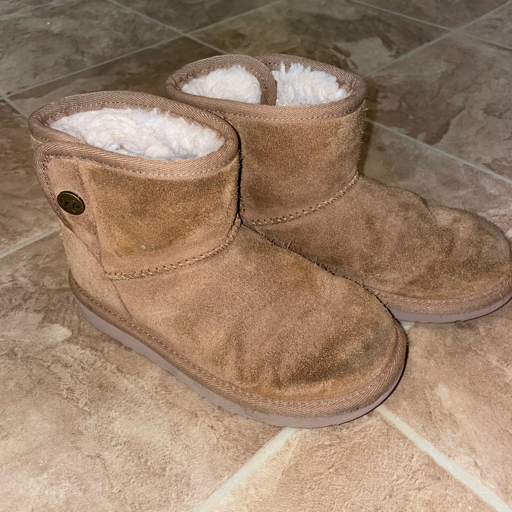 UGG Mini II short boots Bailey button style size 13- girl